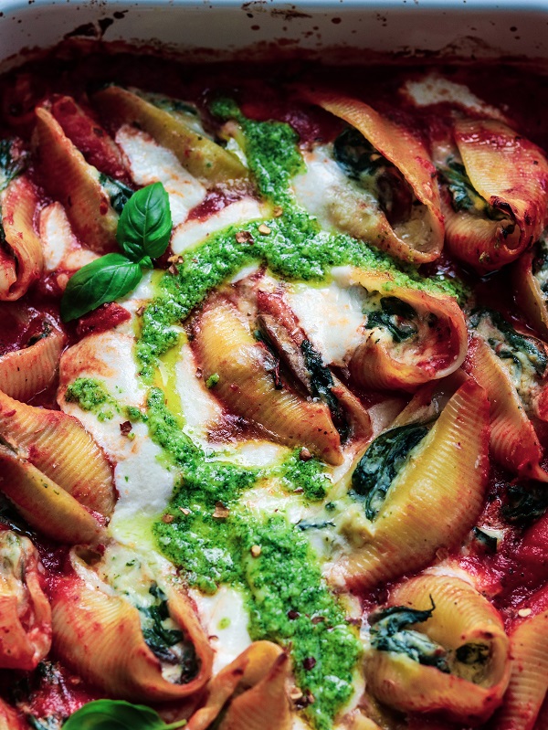 Stuffed Shells Close Up #stuffedshells #familyfavorites #fallrecipes #pastadishes #comfortfooddinners #mealpreprecipes #italianrecipes #gamedayrecipes #giveitsomethyme | giveitsomethyme.com